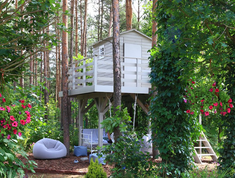 modernes baumhaus für größere kinder bauen lassen Wald weiß Sitzbereich