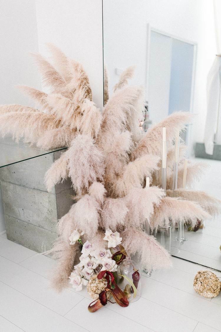 pampasgras deko rosa farbton spiegel blumenstrauß