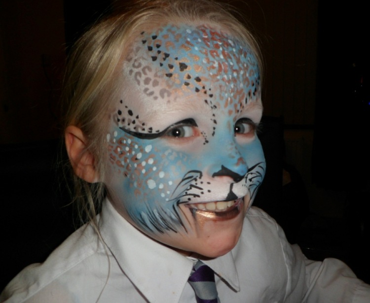schneeleopard schminken kindergesicht weiß blau