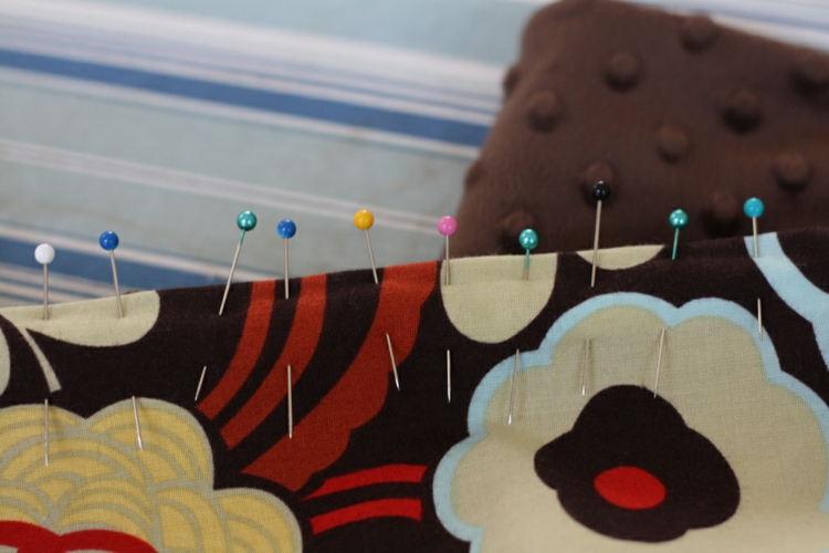 schnitteile feststecken nadeln baby einschlagdecke nähen