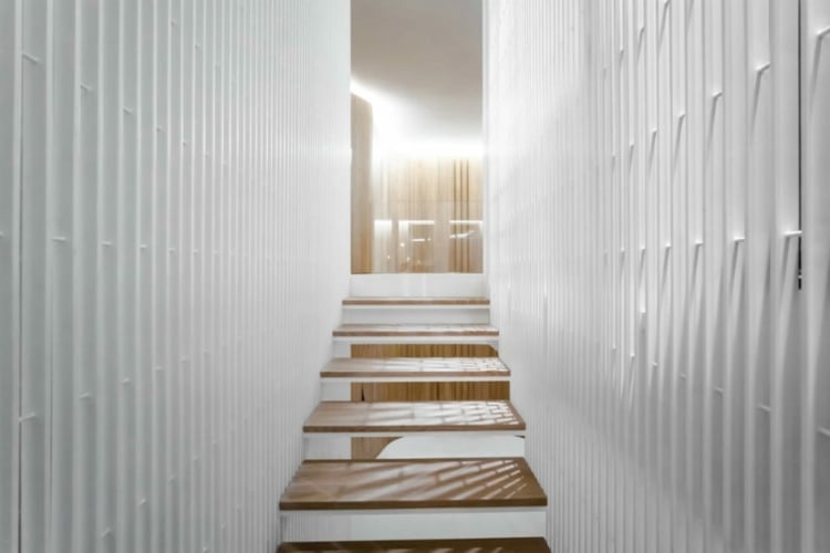 schwebende treppe treppenhaus holz beleuchtung moderne penthouse wohnung