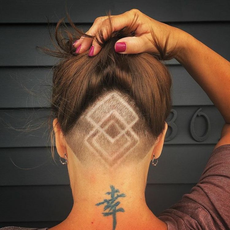tattoo haare frau undercut rechtecke geometrische muster