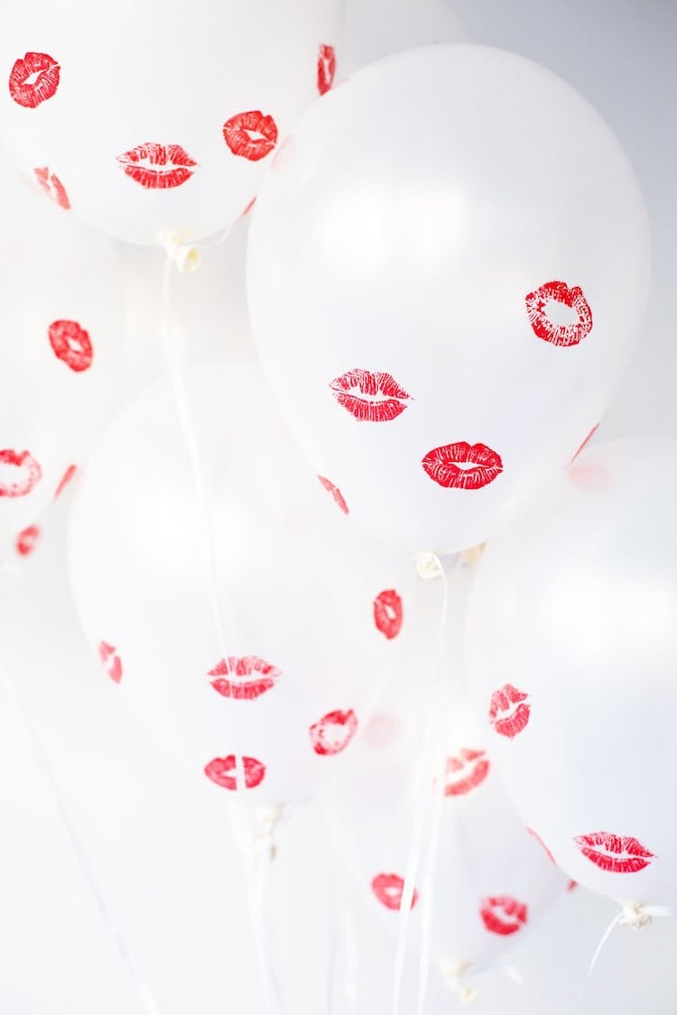 valentinstag ideen diy dekoration ballons weiss lippen küssen
