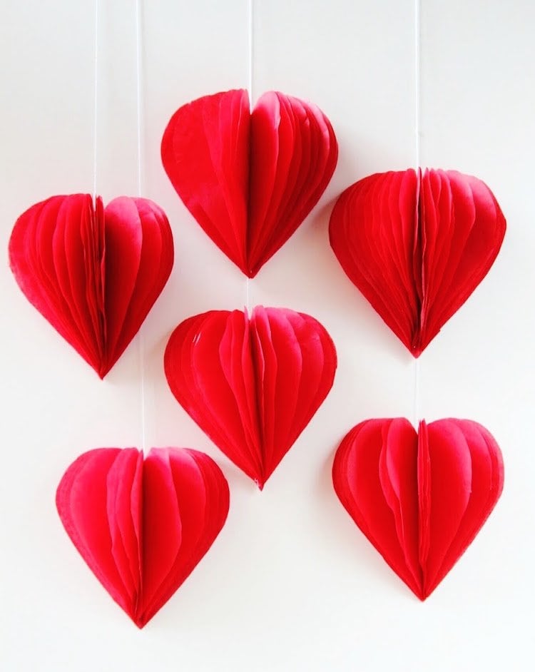 valentinstag ideen diy dekoration wand aufhängen herzen papier rot