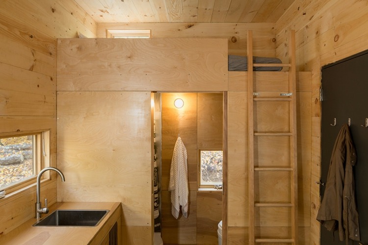 wandgestaltung winziges waldhaus aus holz bad kochbereich