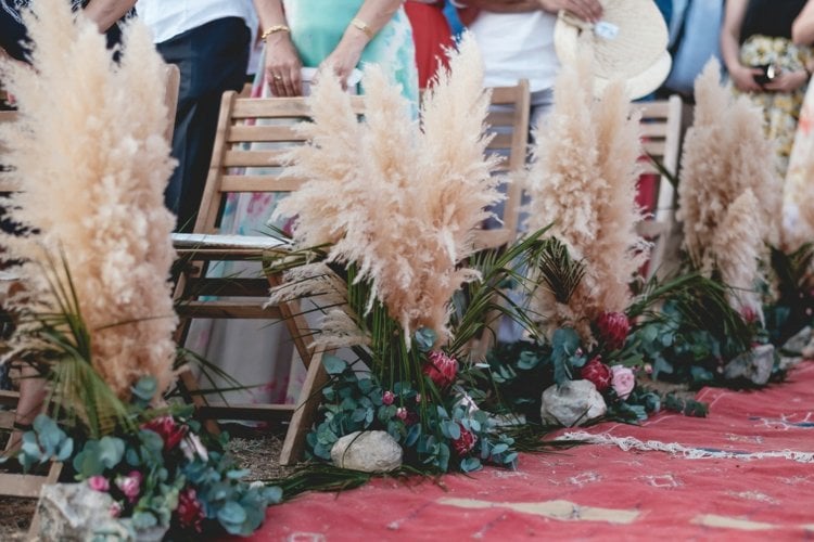 zeremonie hochzeit dekoideen blumensträuße pampasgras bündel frisch