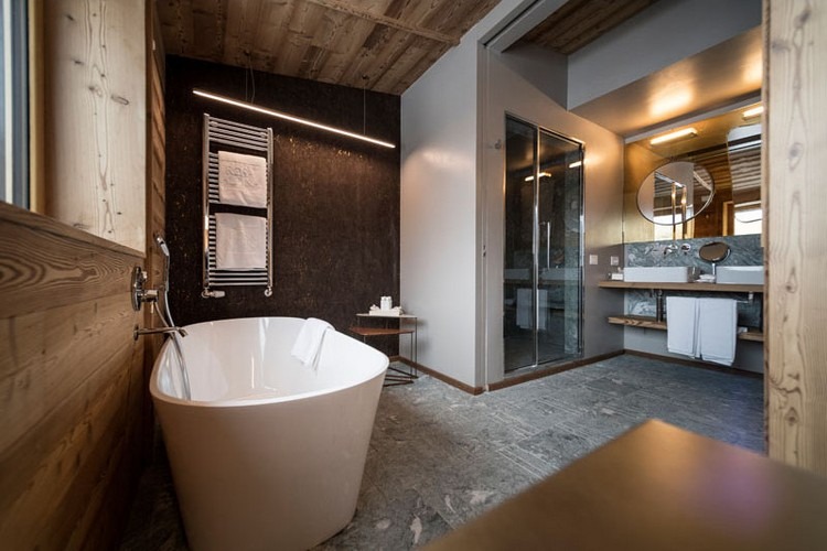 Badezimmer Holzverkleidung Wände Decke freistehende Badewanne
