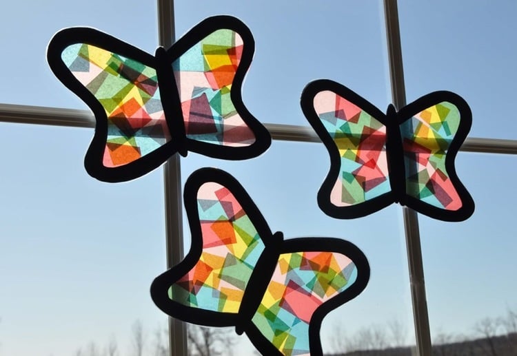 Basteln mit Seidenpapier Frühling Schmetterlinge Fensterdeko