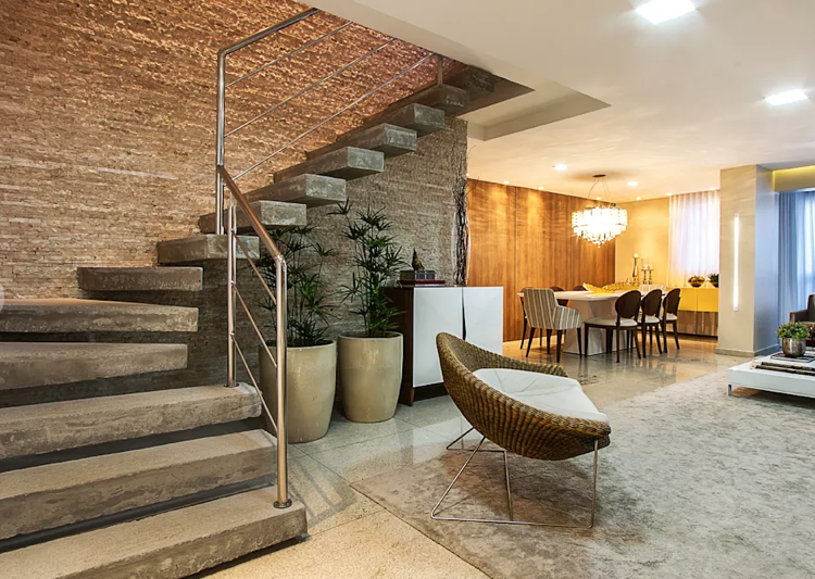 Betontreppe schwebende Stufen Stahlgeländer Steinwand modern