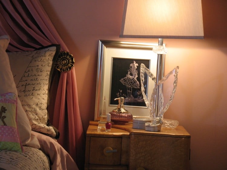 Jugendzimmer Mädchen Ideen Alison Tischleuchte rosa Wandfarbe Nachttisch