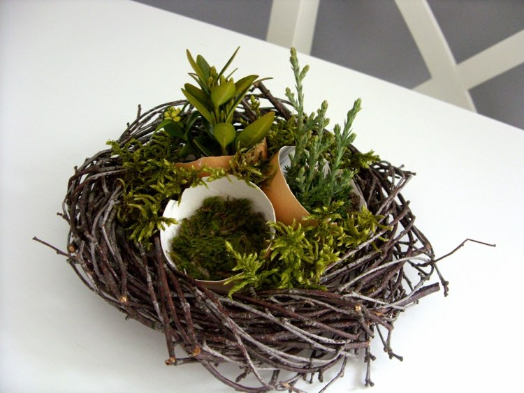 Osterkranz Tischdeko Nest Eierschalen Vasen Grün