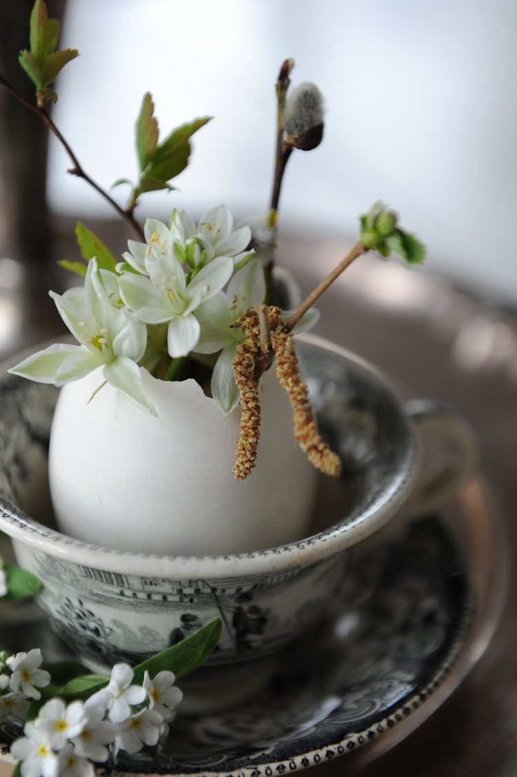 Ostertisch dekorieren tischdeko echte pflanzen eierschale teetasse porzellan