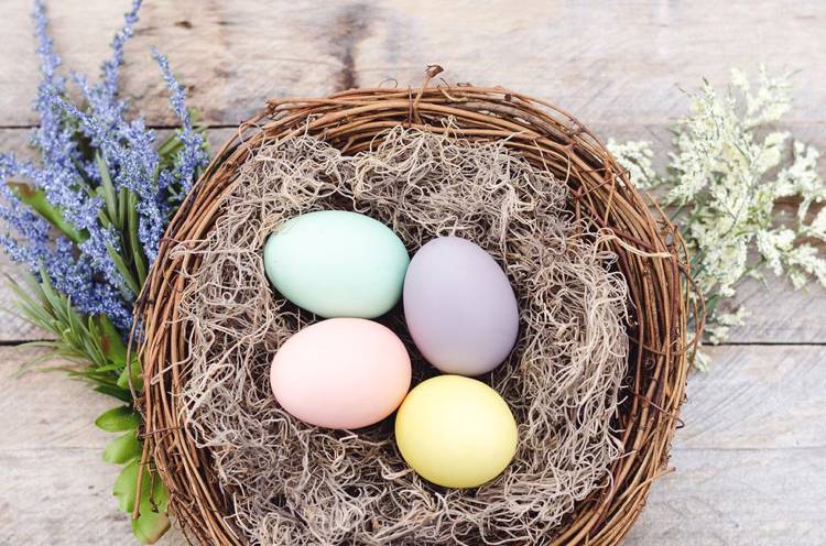 Ostertisch dekorieren tischdeko eier farben pastell