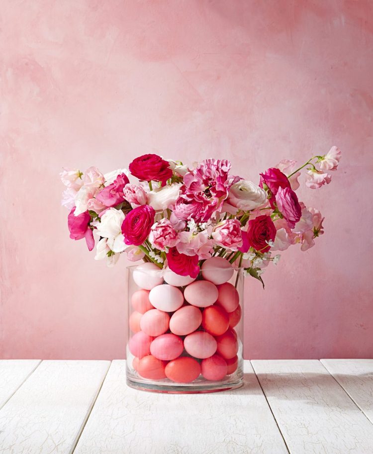 Ostertisch dekorieren tischdeko farben trends pink rot rosa vase blumen eier