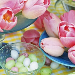 Ostertisch dekorieren tischdeko frühling blumen tulpen