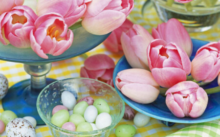 Ostertisch dekorieren tischdeko frühling blumen tulpen