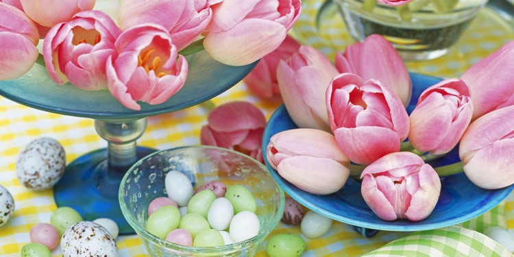 Ostertisch dekorieren tischdeko frühling blumen tulpen