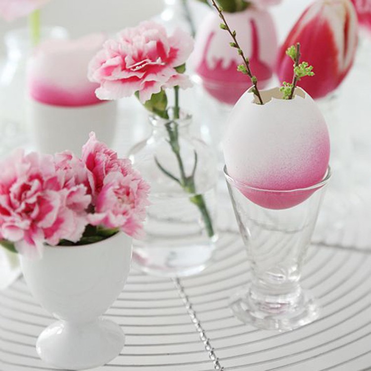 Ostertisch dekorieren tischdeko pink nelken eierschale