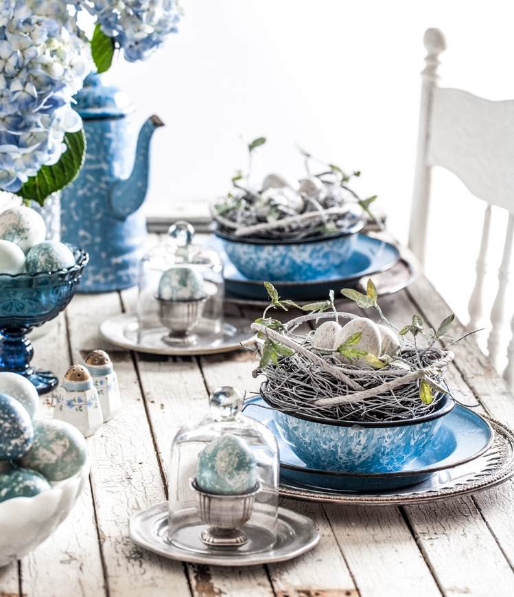 Ostertisch dekorieren tischdeko trend blau marmor