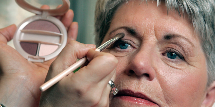 Schlupflider schminken Frauen ab 50 Jahre matt Braun Kajal Lidstrich