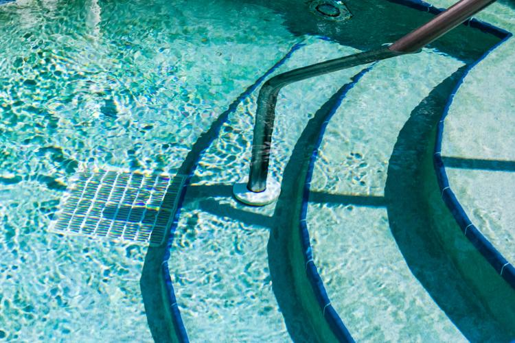Swimmingpool pflege Filteranlage reinigen Schmutzpartikel entfernen