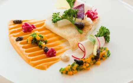Teller anrichten Fischfilet Gemüse Püree Süßkartoffel