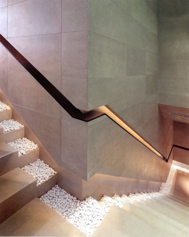 Treppen gefliest Taupe weißer Kies indirekte Beleuchtung modern