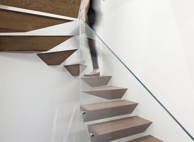 Treppenstufen Design geometrisch Holz Ganzglasgeländer