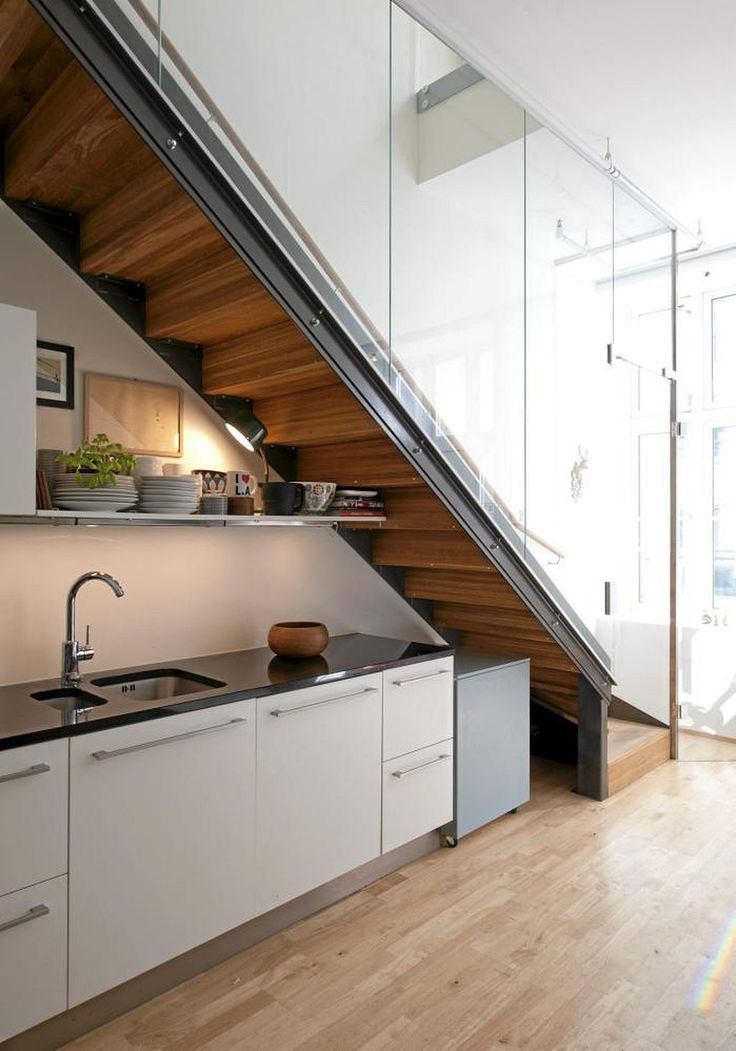 Viertelgewendelte Treppe Glaswand Küche darunter