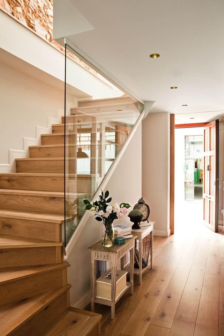 Viertelgewendelte Treppe Holz mit Setzstufen Glas Fallschutz Landhaus