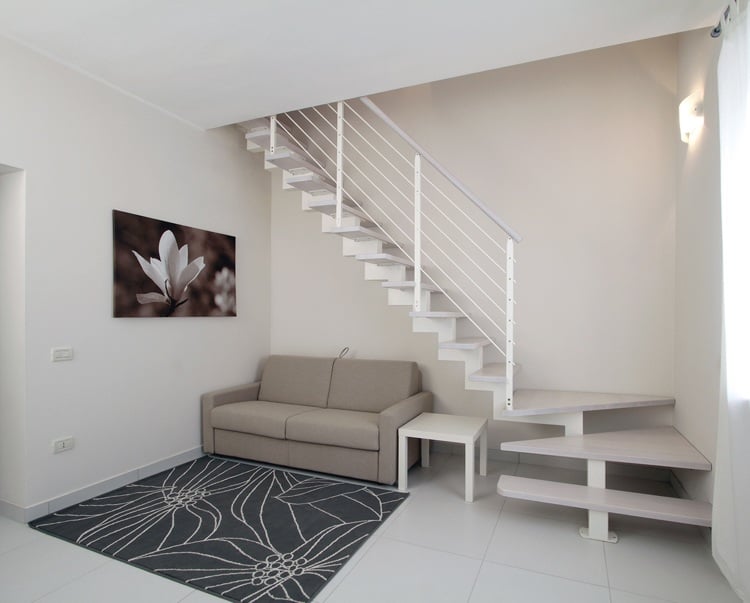 Viertelgewendelte Treppe Weiß lackierter Stahl Laminatstufen