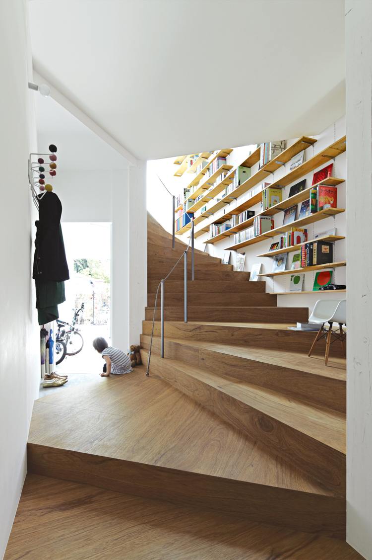 Viertelgewendelte Treppe gezogene Stufen Holz Handlauf