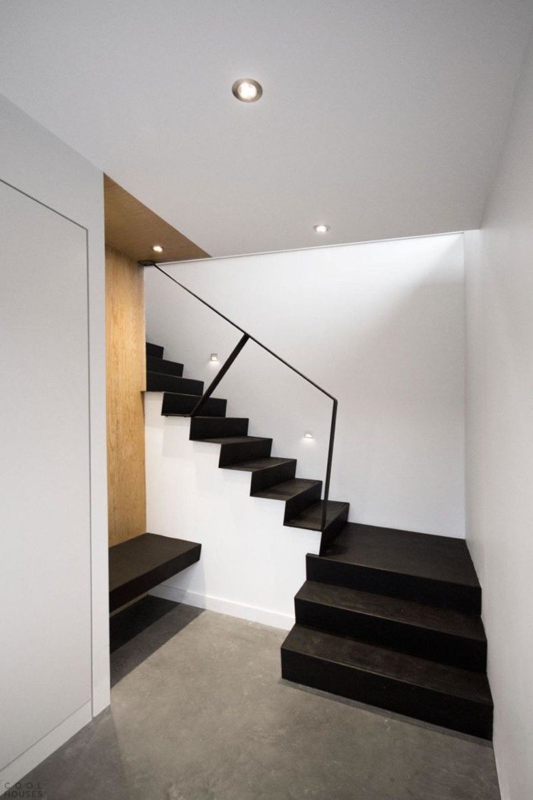 Viertelgewendelte Treppe mit Podest modern schwarz