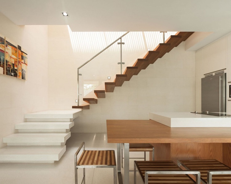 Viertelgewendelte Treppe zwei Arten von Materialien Kontrast