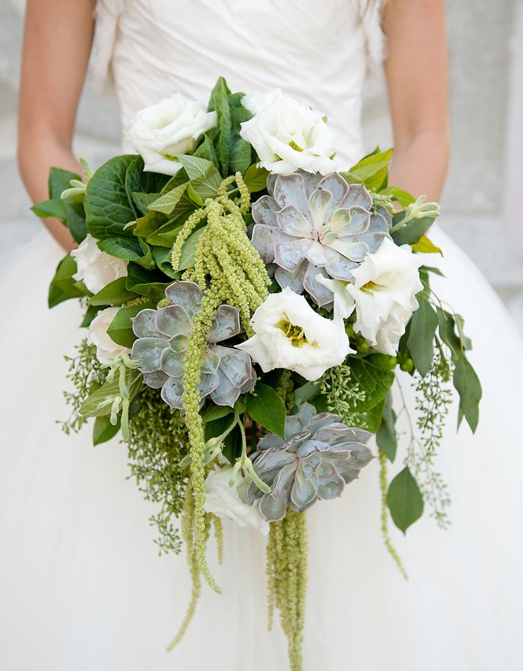 Wasserfall Brautstrauß mit viel Grün, Sukkulenten und weißen Rosen