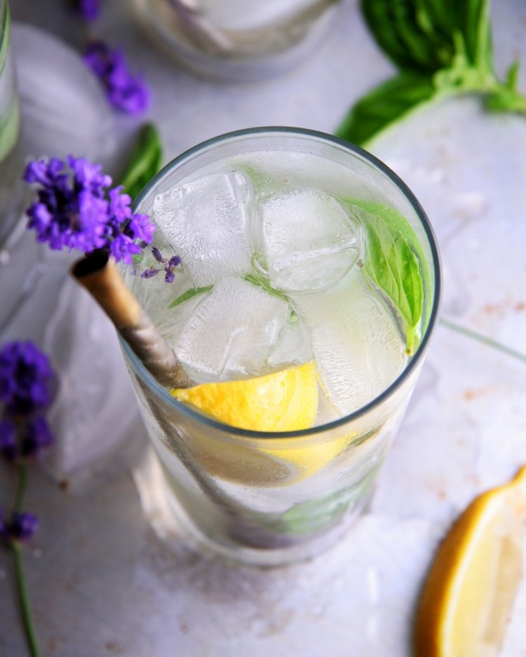 alkohollische getränke zubereiten sommer cocktail lavendel gin fizz