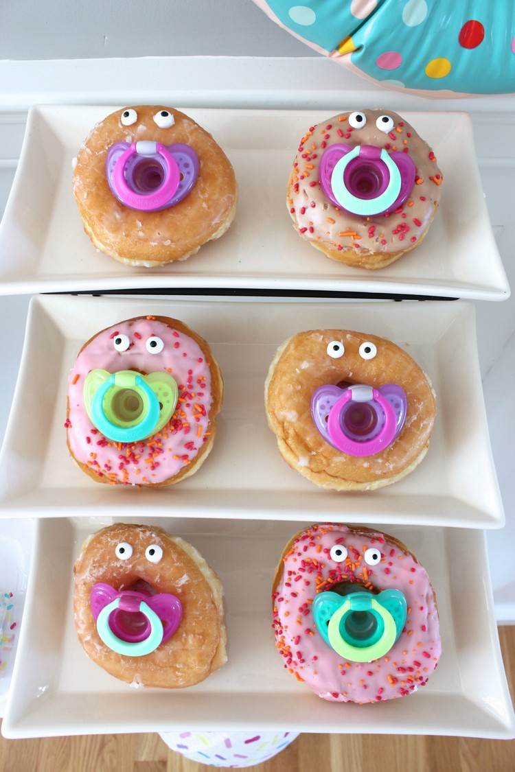 babyparty ideen essen dekorieren baby donuts schnuller
