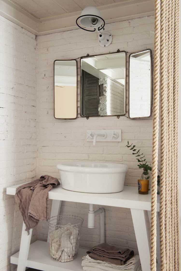 badezimmer weiß armaturen waschbecken oval drei flügel spiegel