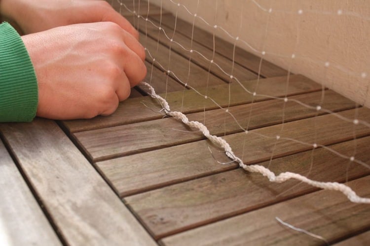 balkon für katzen sichern Holzfliesen Netz befestigen