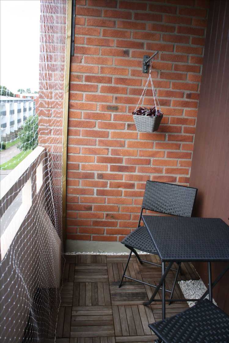 balkon für katzen sichern mit Netz Holzlatten Holz balkonfliesen