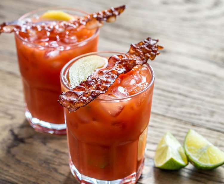 bbq bacon bloody mary cocktail eiswürfel zitronenscheibe