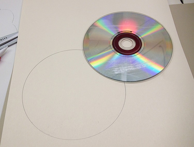 blatt papier cd rohling umranden bleistift