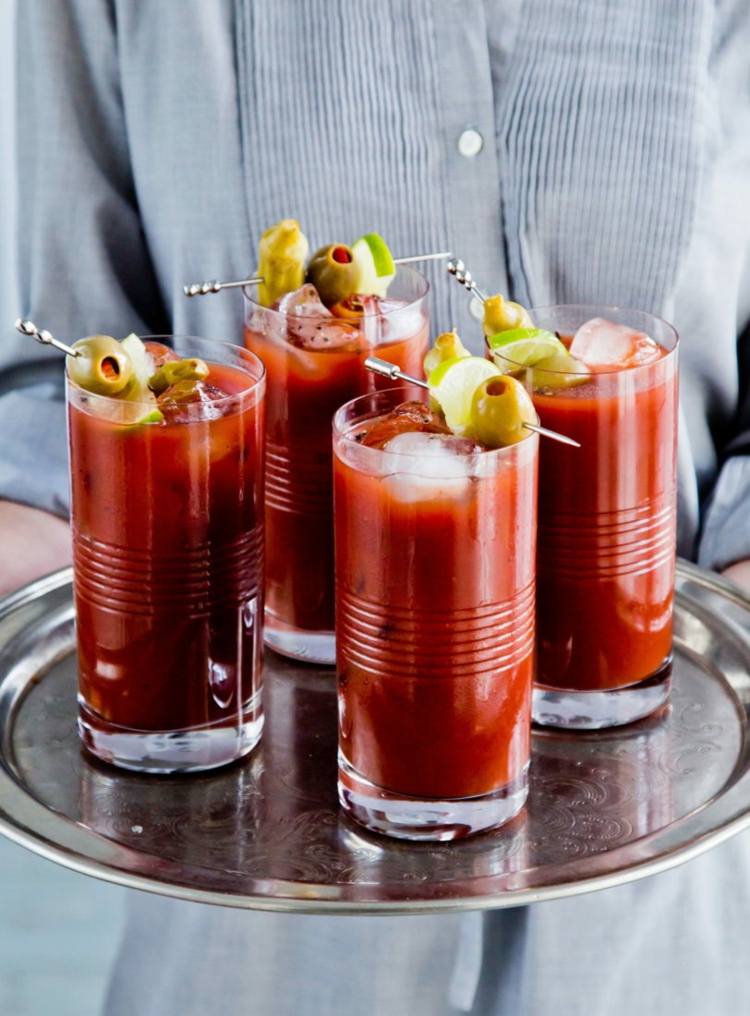 bloody mary cocktail rezept garnnieren spieße oliven limette