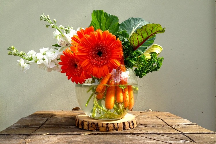 deko idee tisch kugelvase gemüse möhren mangold blumen