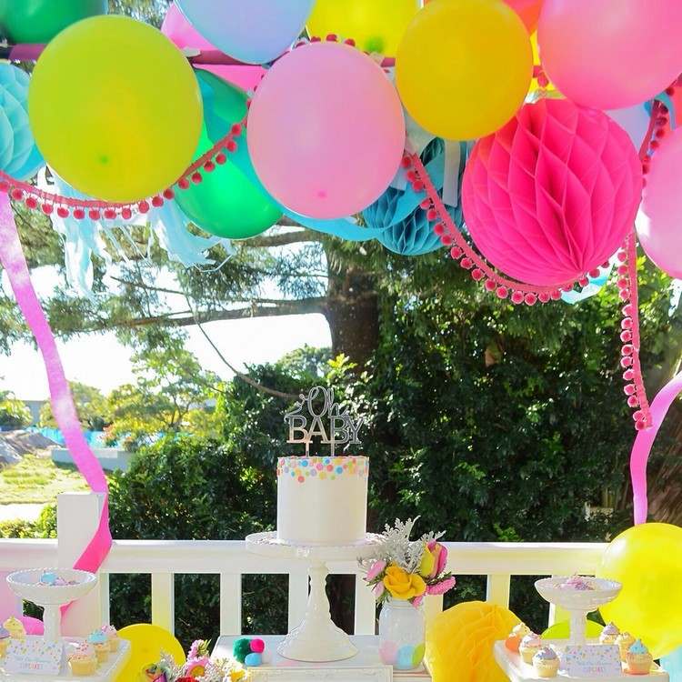 farbenfrohe babyparty ideen luftballons girlanden