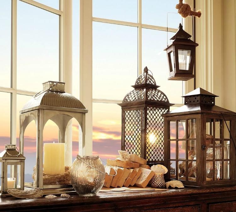 Laterne und Teelichter als Dekoration für die große Fensterbank