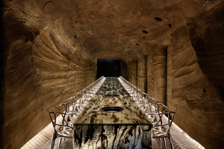 fischgrätmuster tisch rauchglas stühle mörtel höhle restaurant umgebung