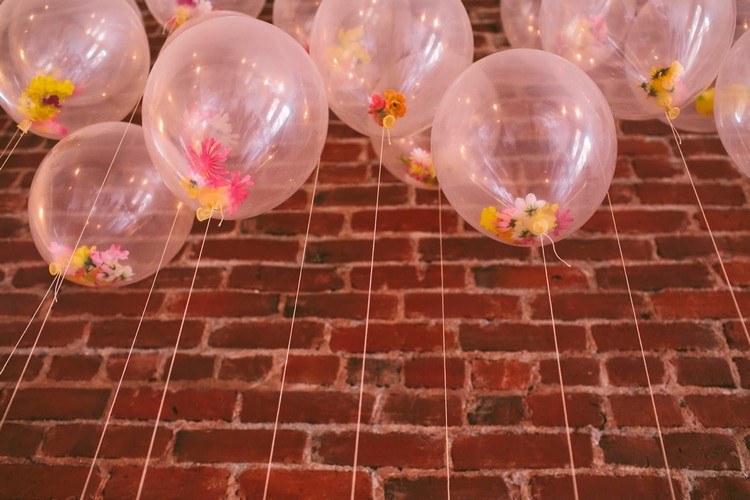 gefüllte ballons künstliche blumen deko