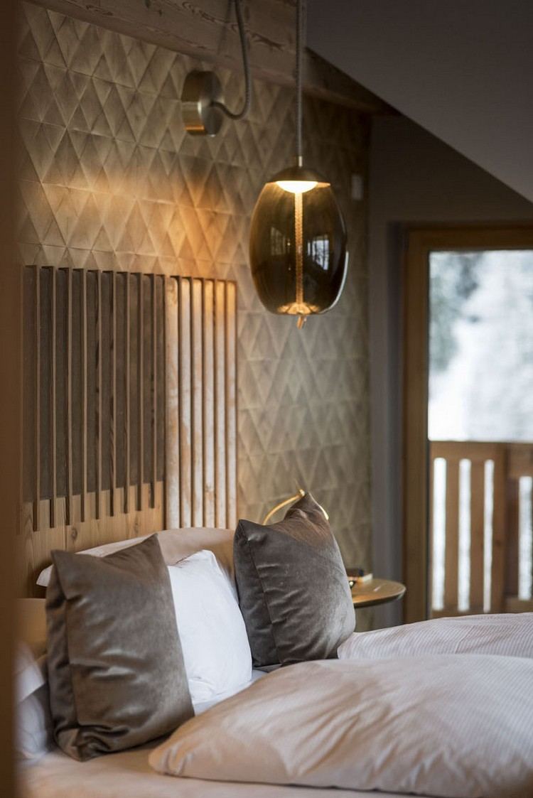 gepolstertes Bettkopfteil Designer-Lampe rustikales Schlafzimmer