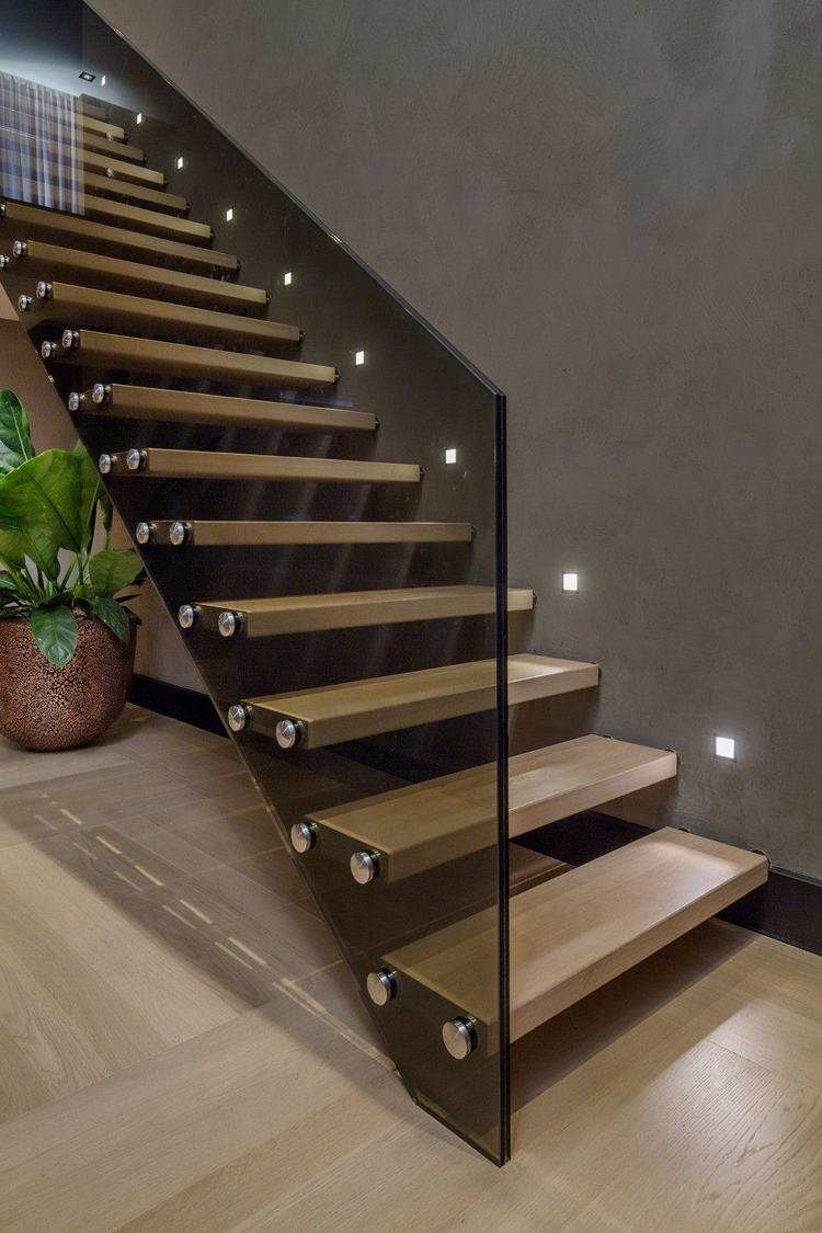 gerade Treppe Holzstufen Rauchglasgeländer Einbauwandleuchten